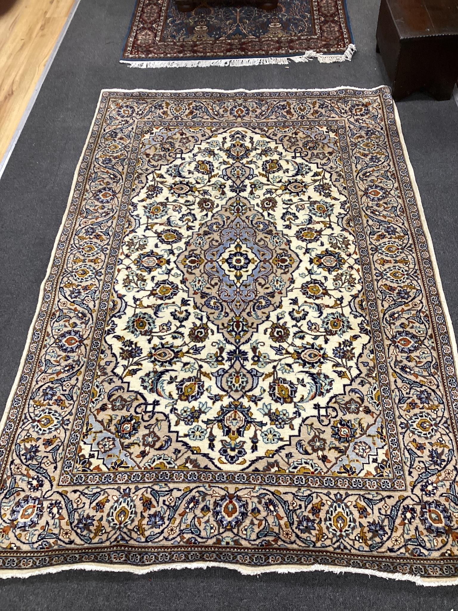 A modern Kashan ivory ground rug, 220cm x 145cm
